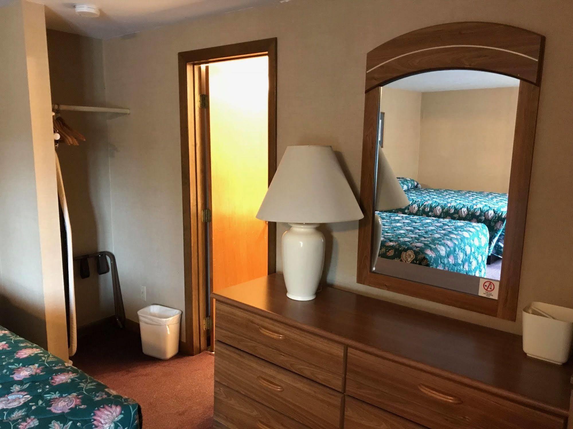 Economy Lodge 682 Main St スターブリッジ エクステリア 写真